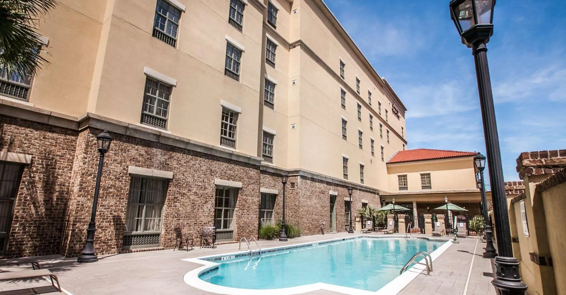 Hotel Hampton & Historic District 3*