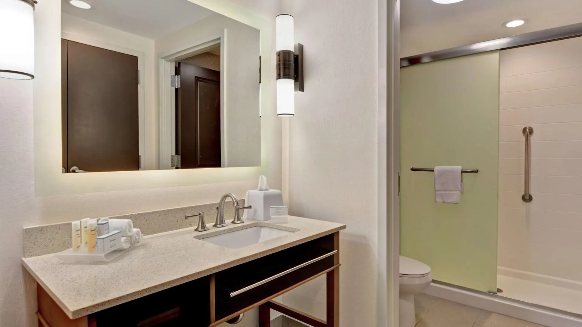 Hotel Homewood By Hilton Airport