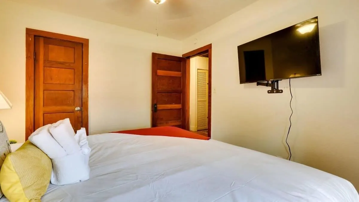 Retro Rainbow At Herb River-highlighter Hideaway #5 Tatil Evi Savannah