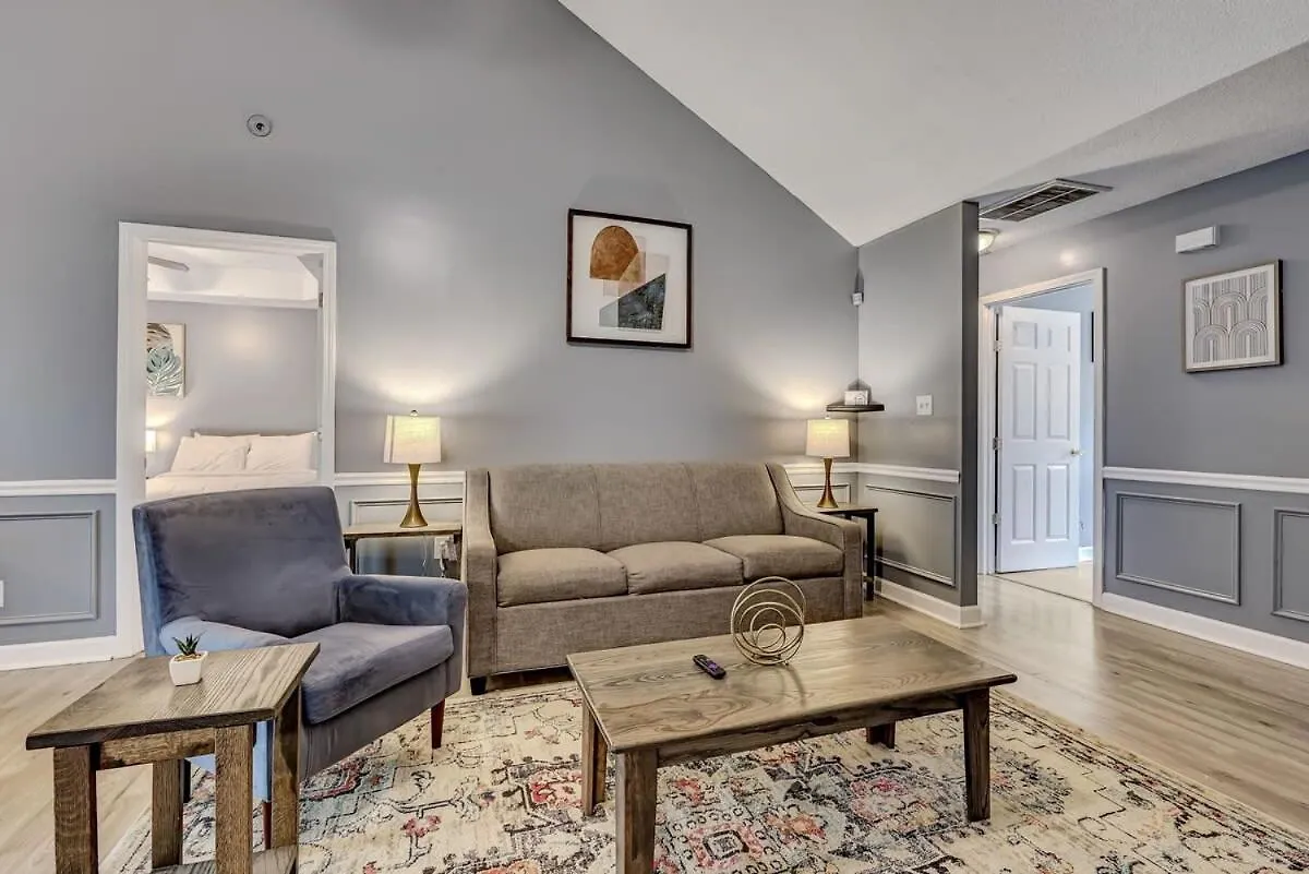 Near Hospital And Downtown- On Leghorn * Savannah