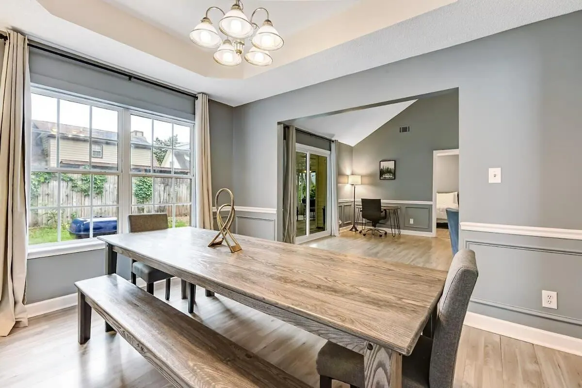 Near Hospital And Downtown- On Leghorn * Savannah