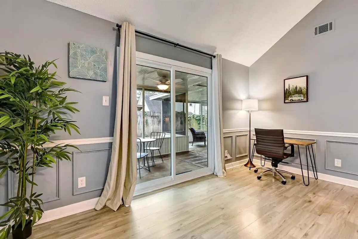 Near Hospital And Downtown- On Leghorn Savannah