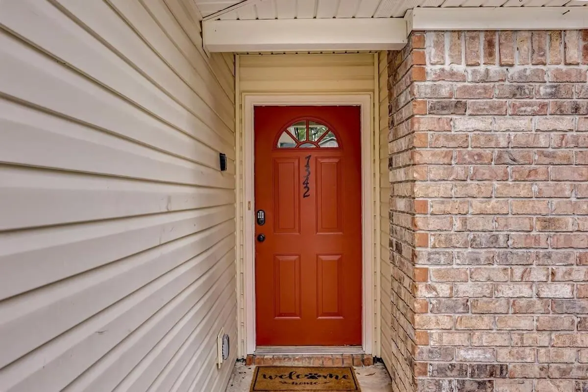 Near Hospital And Downtown- On Leghorn Savannah