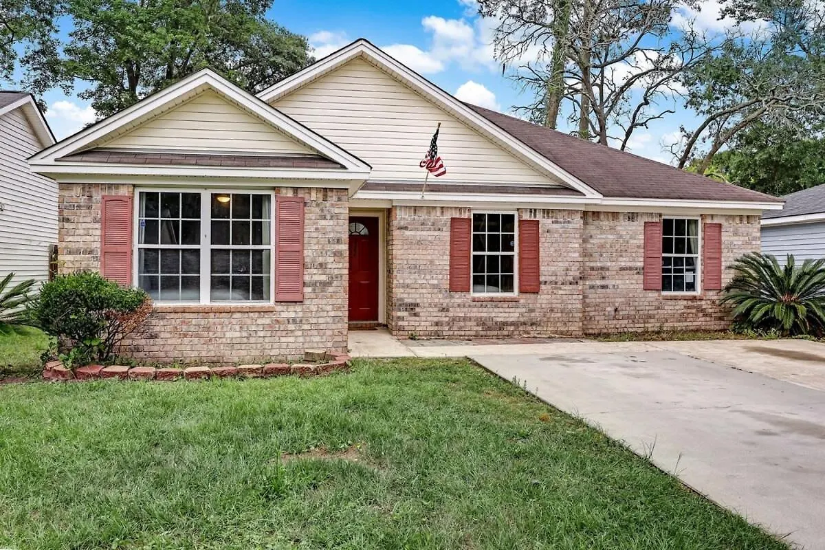 Near Hospital And Downtown- On Leghorn * Savannah