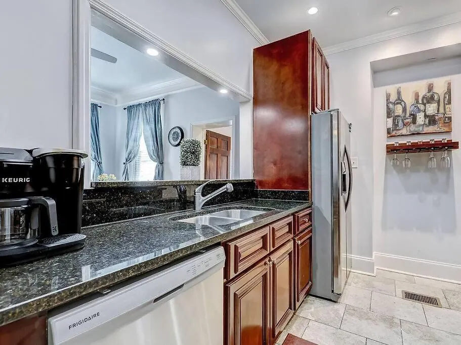 Historic Gold Private With Pool - 2bed, 1&half Bath, Sleeps 6, 1st Floor, 15 Min Walk To Historic Center And Attractions Savannah