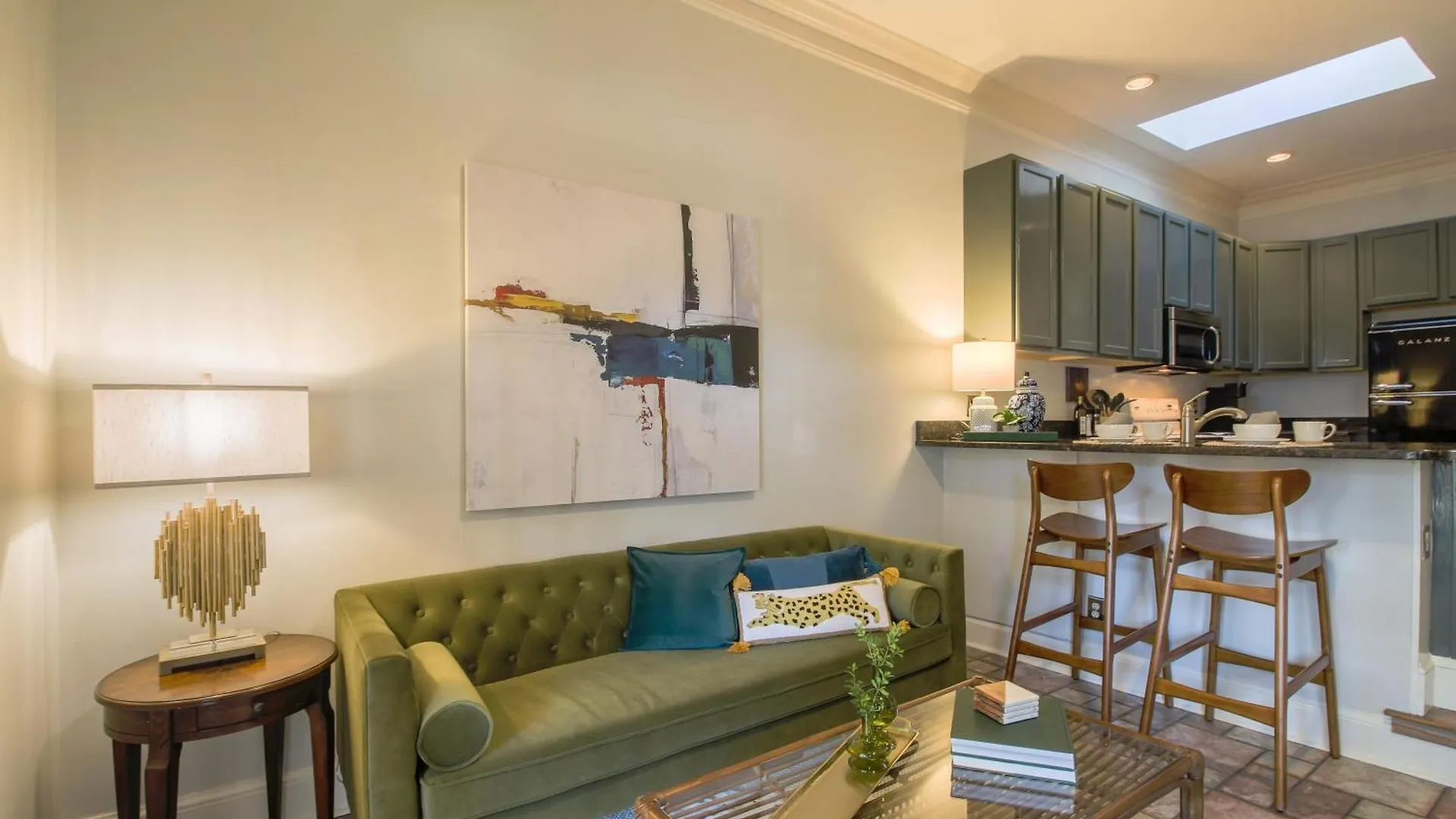 Private Patio Retreat In Charming Downtown