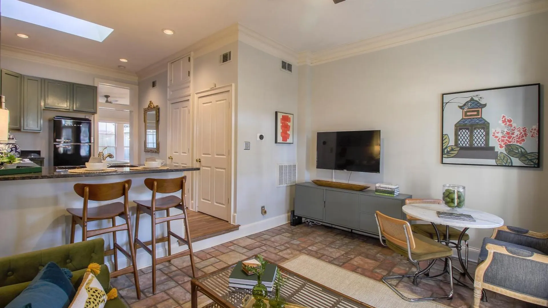Private Patio Retreat In Charming Downtown Lägenhet