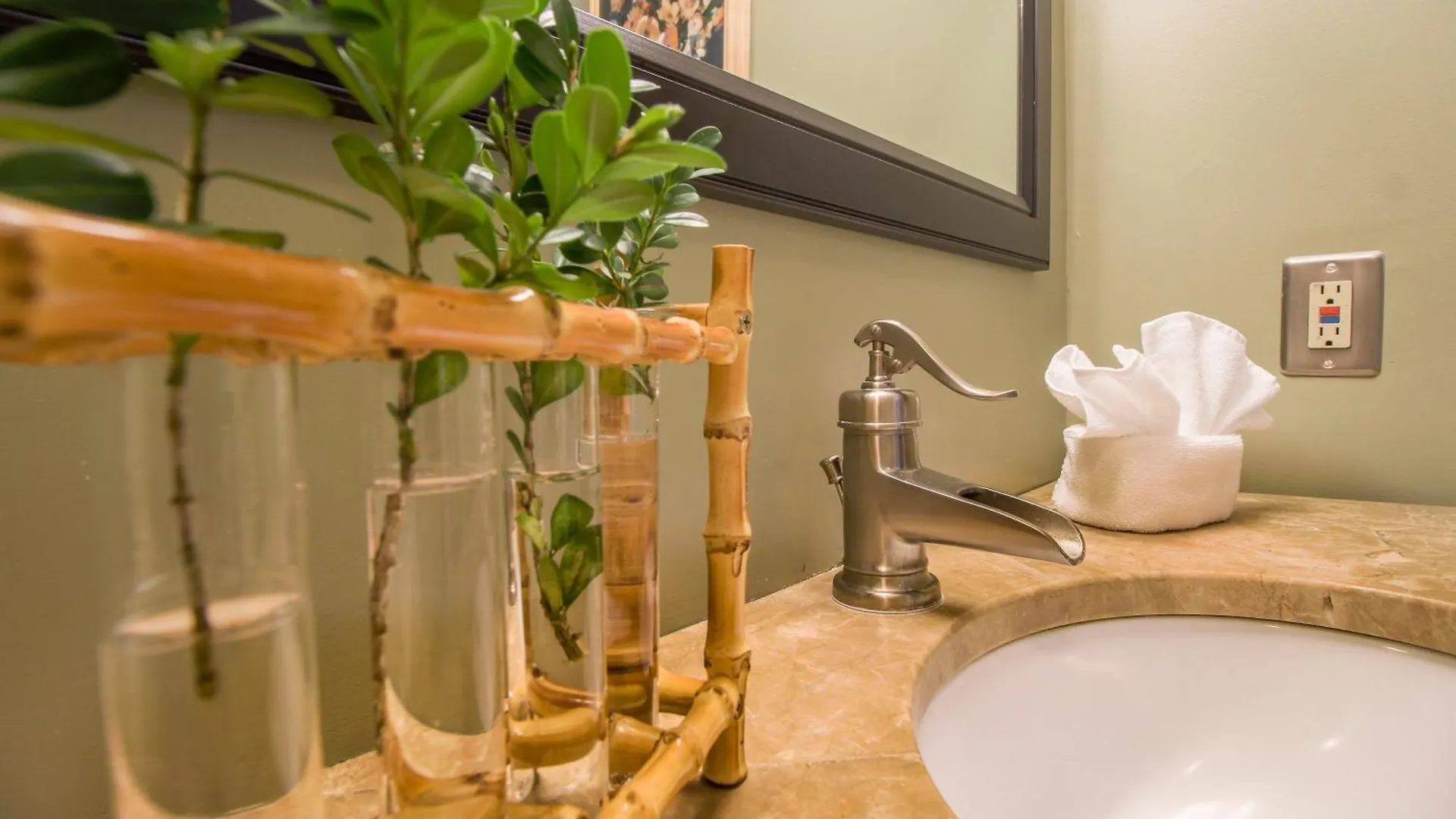 Private Patio Retreat In Charming Downtown *