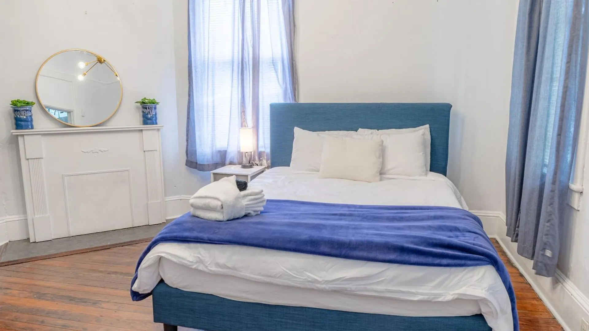 Charming In The Heart Of 2 Apartment Savannah