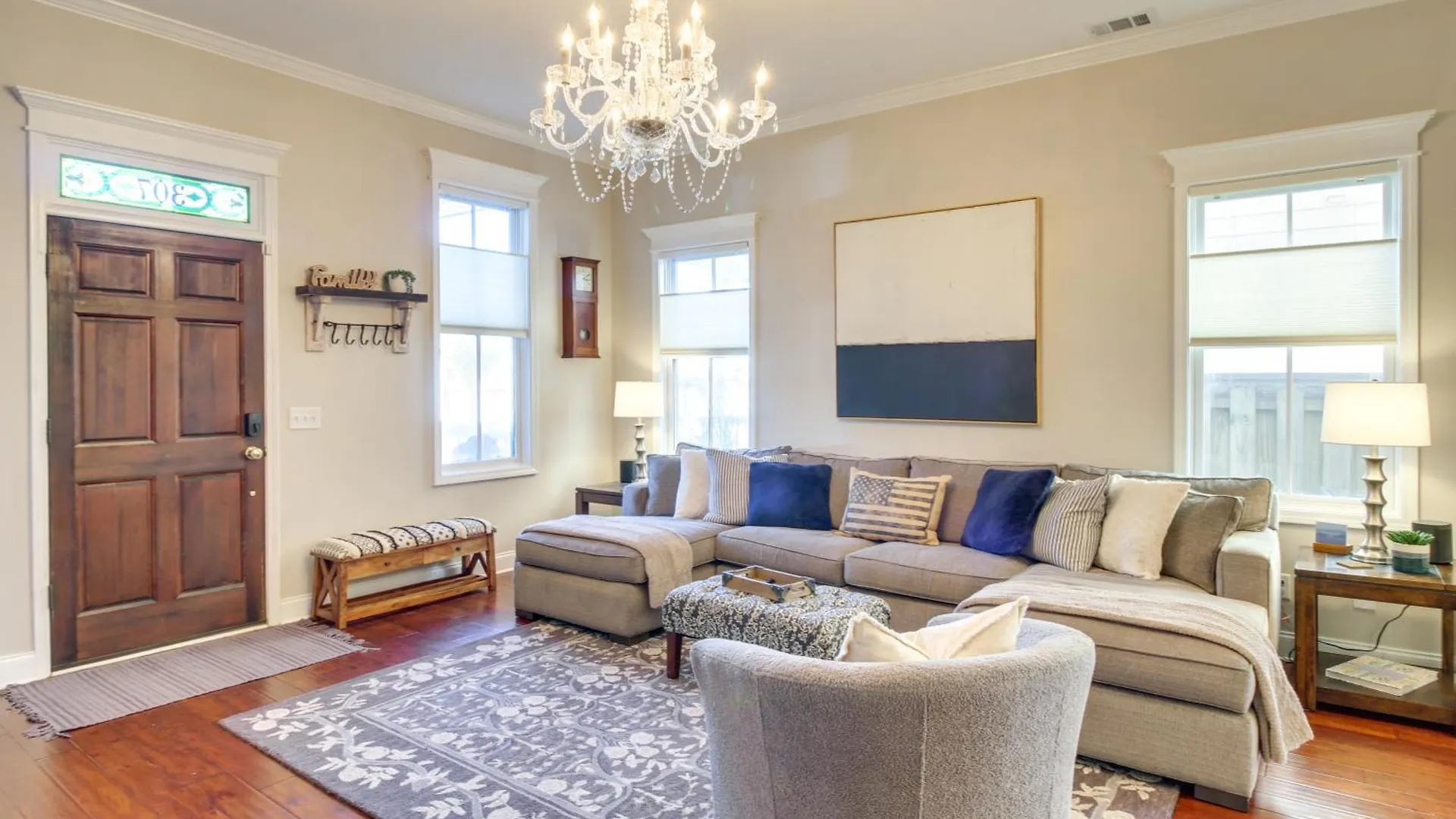 Chic Thomas Square In Walkable Location! *