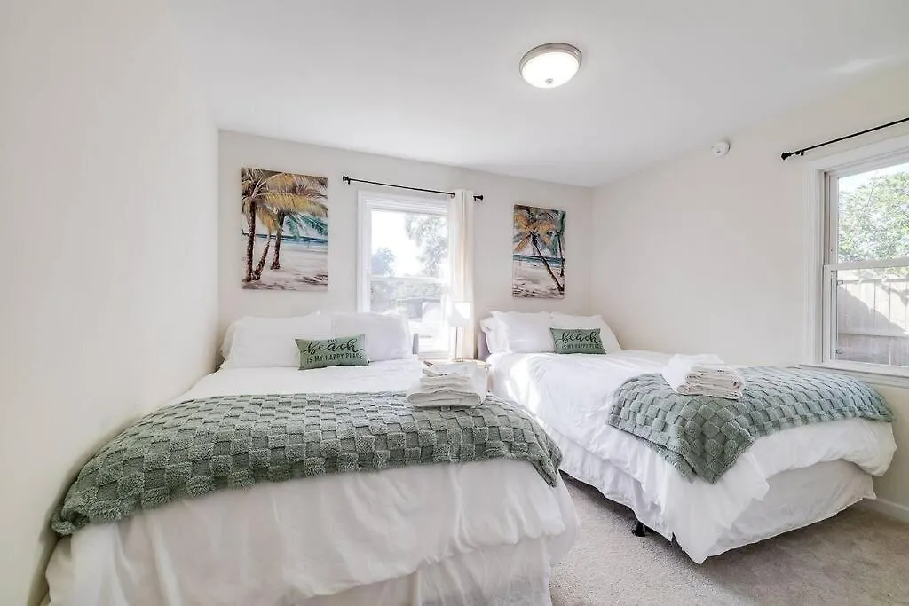 Centrally Located Between Tybee Island And Dt Savannah