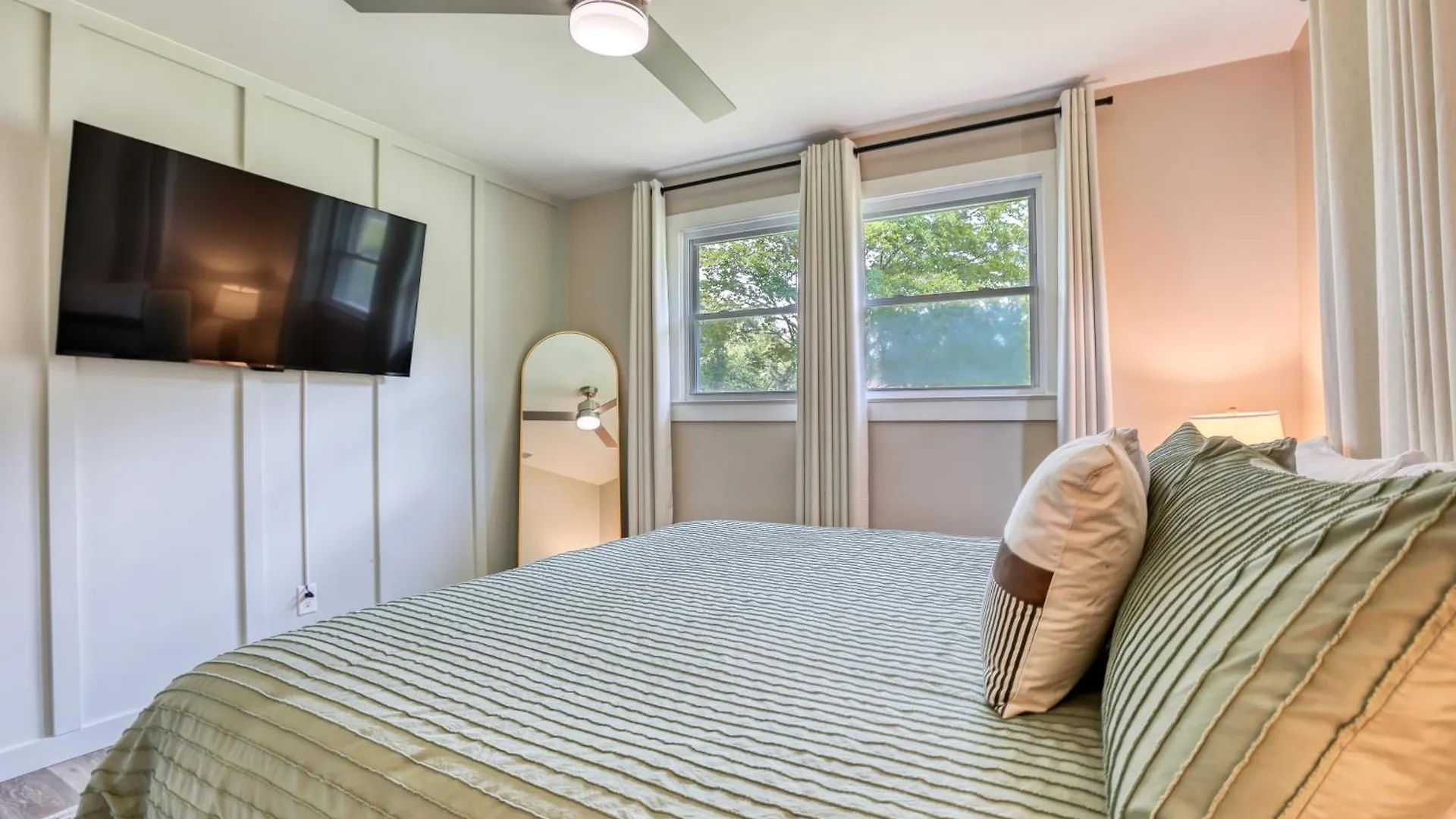 The Mariners Rest, Near Downtown, Coastal Charm