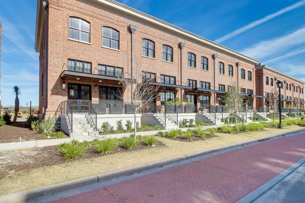 Luxurious Townhome With River Views 度假居 薩凡納