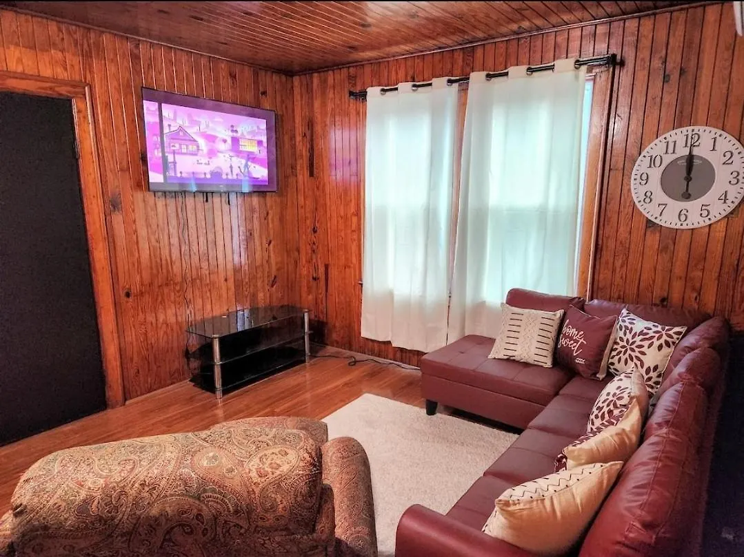 The - 2 Bedroom 1 Ba Near Downtown Apartment *