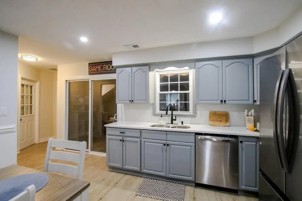 The Pooler Playhouse Game And 6 Bedrooms * Savannah