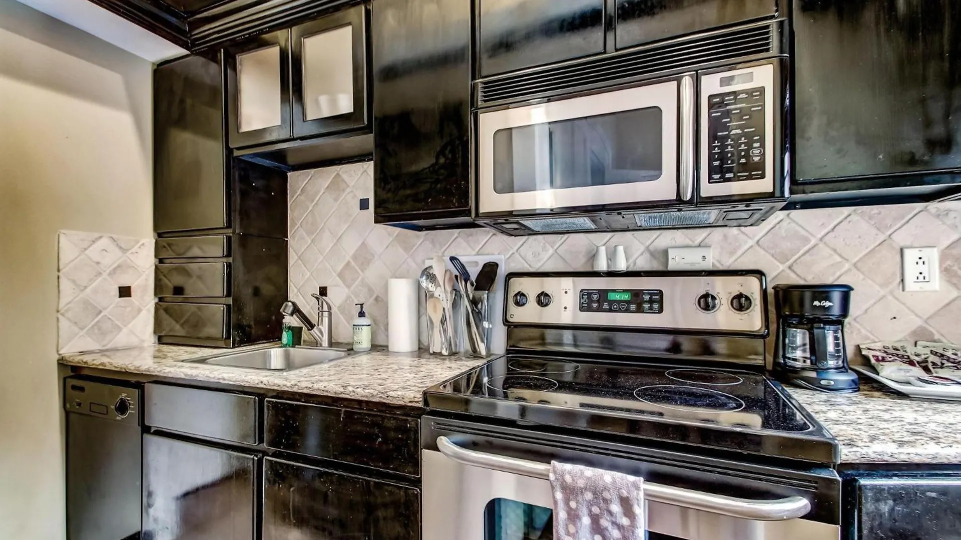 17 E Jones Street Parlor Apartment Savannah