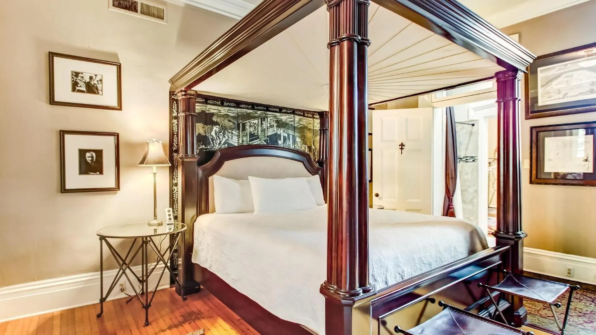 Apartment 17 E Jones Street Parlor Savannah