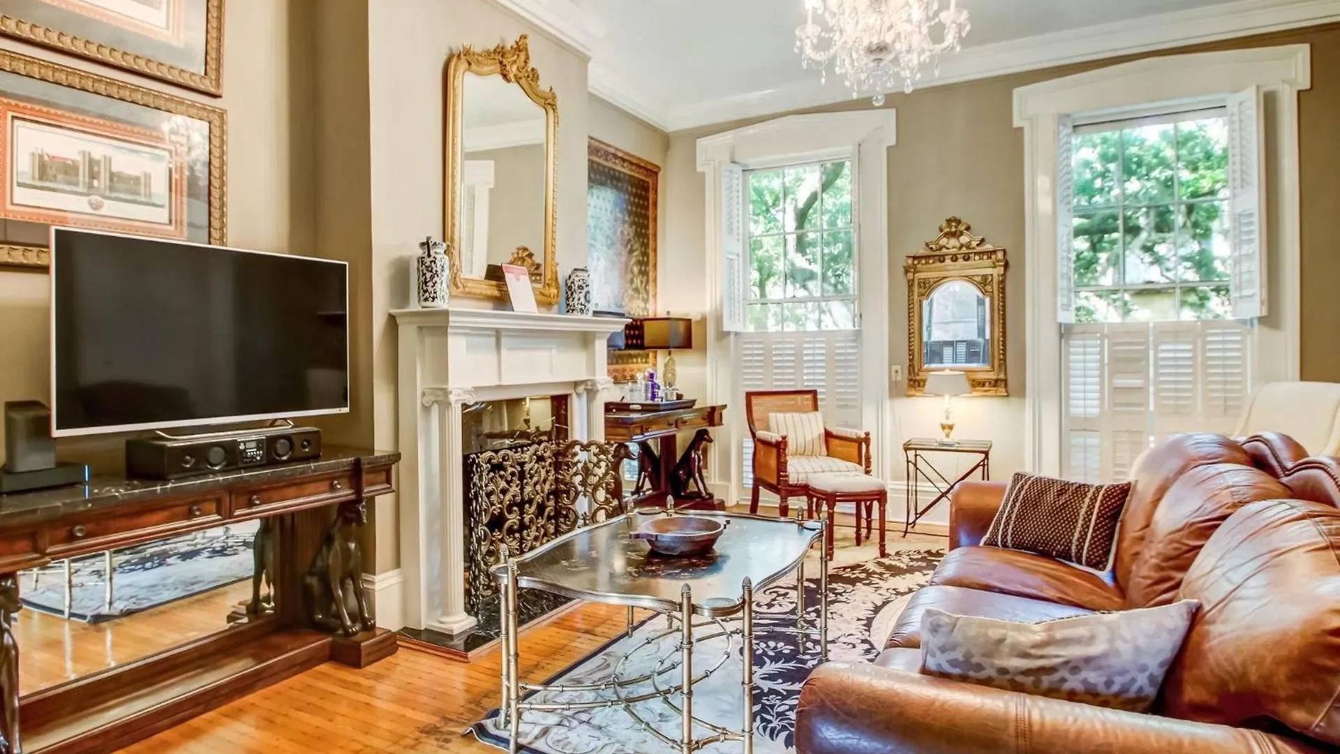 Apartment 17 E Jones Street Parlor
