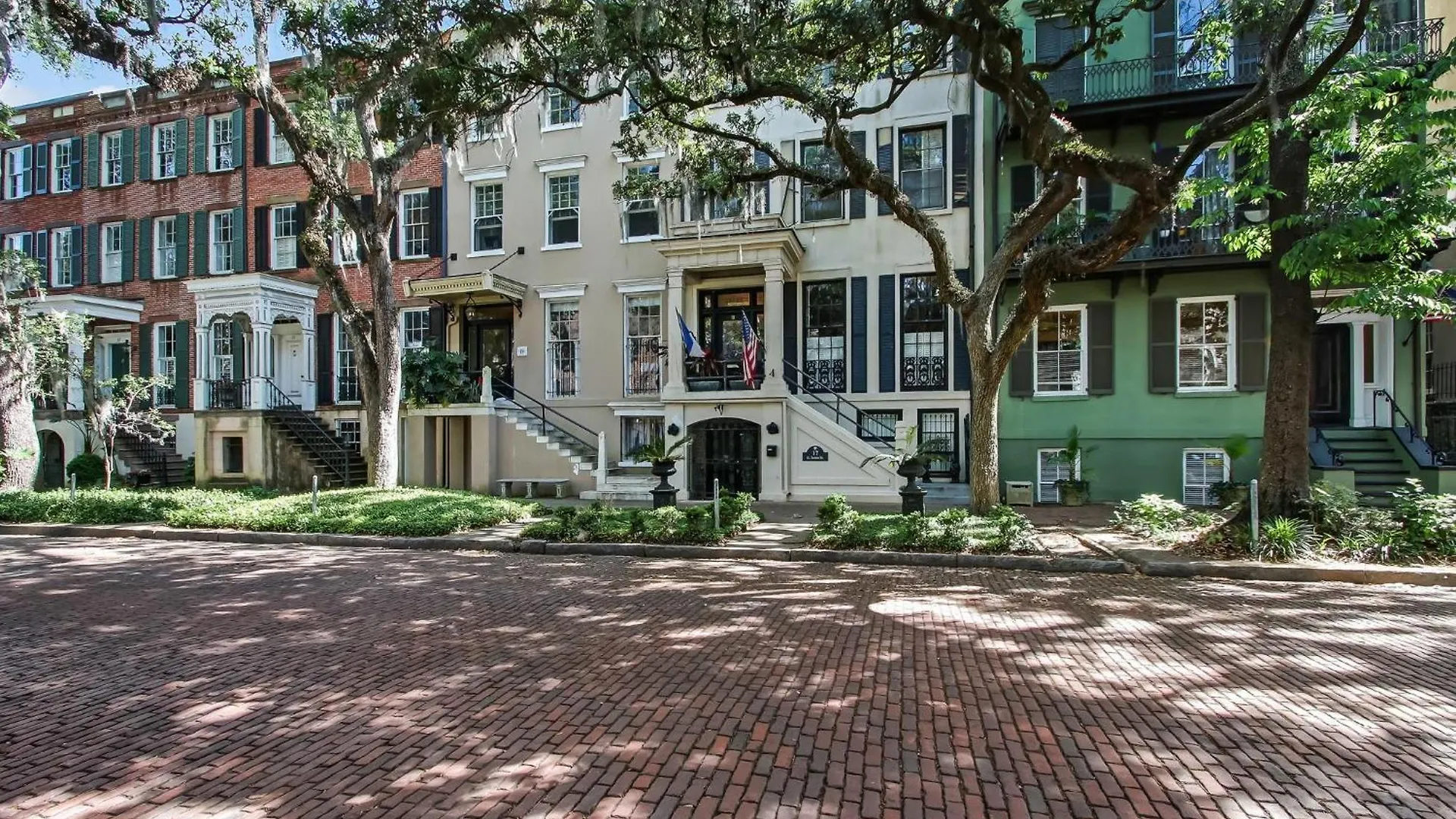 17 E Jones Street Parlor *
