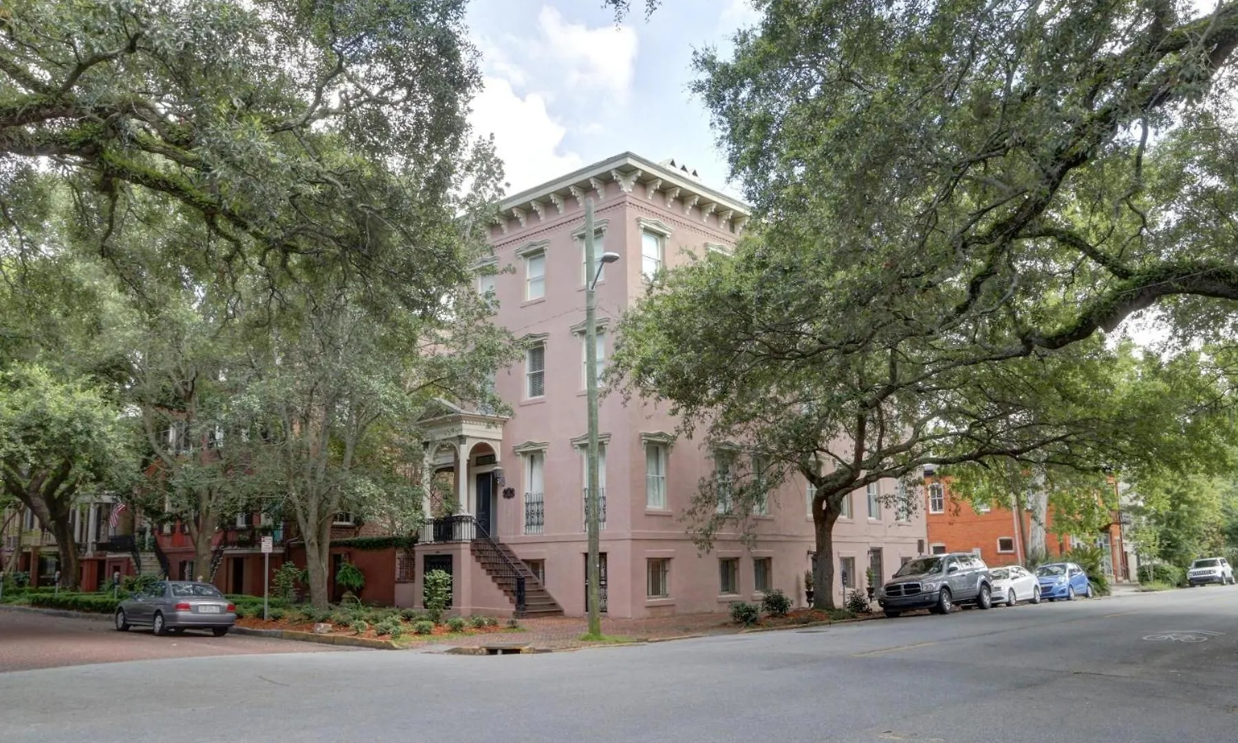 121 W Jones Parlor Apartment *