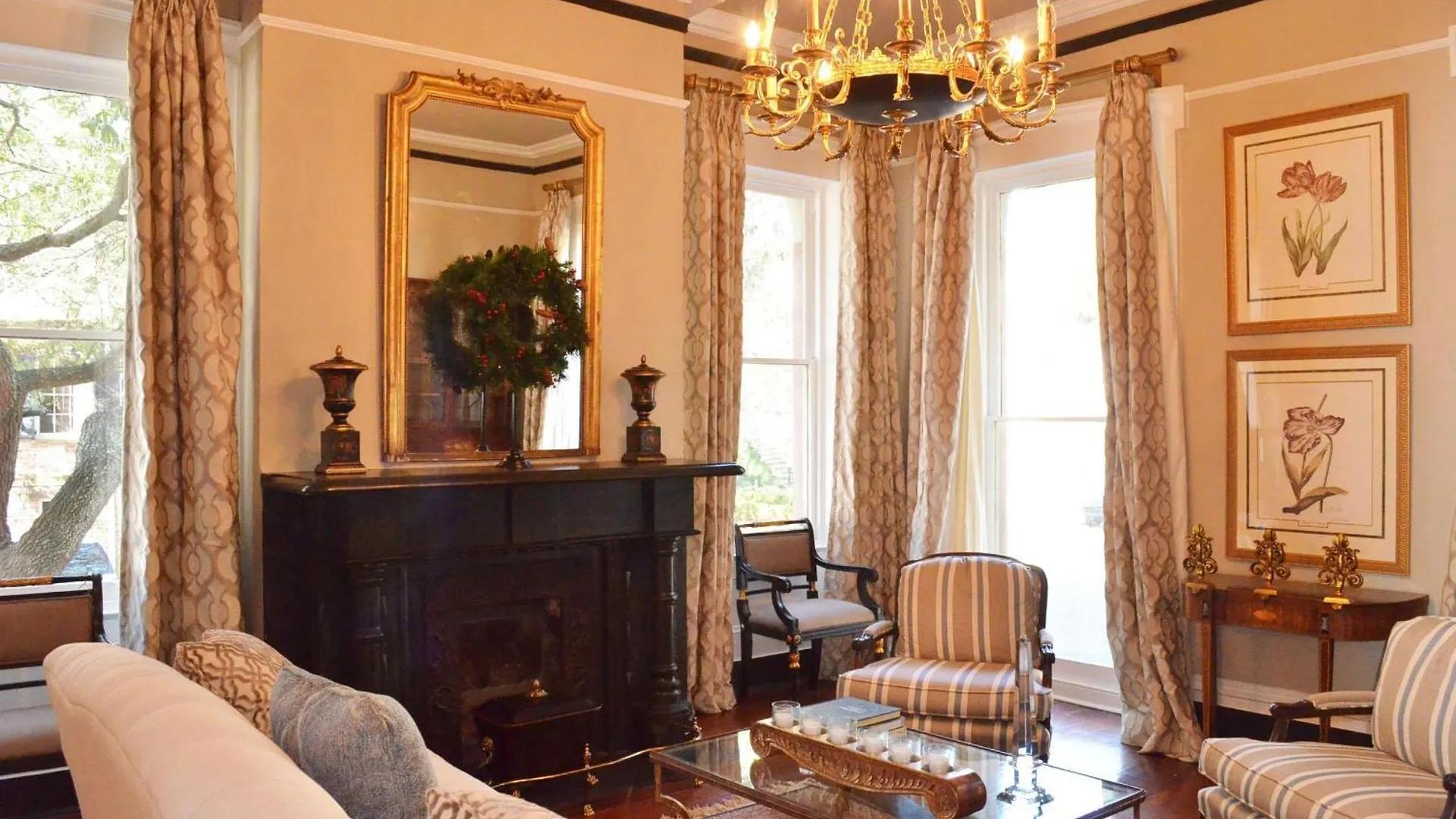 Apartment 121 W Jones Parlor Savannah