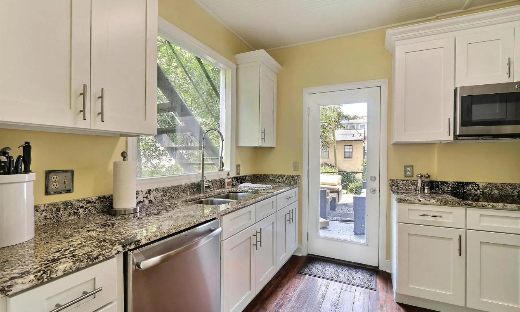 121 W Jones Parlor Apartment *