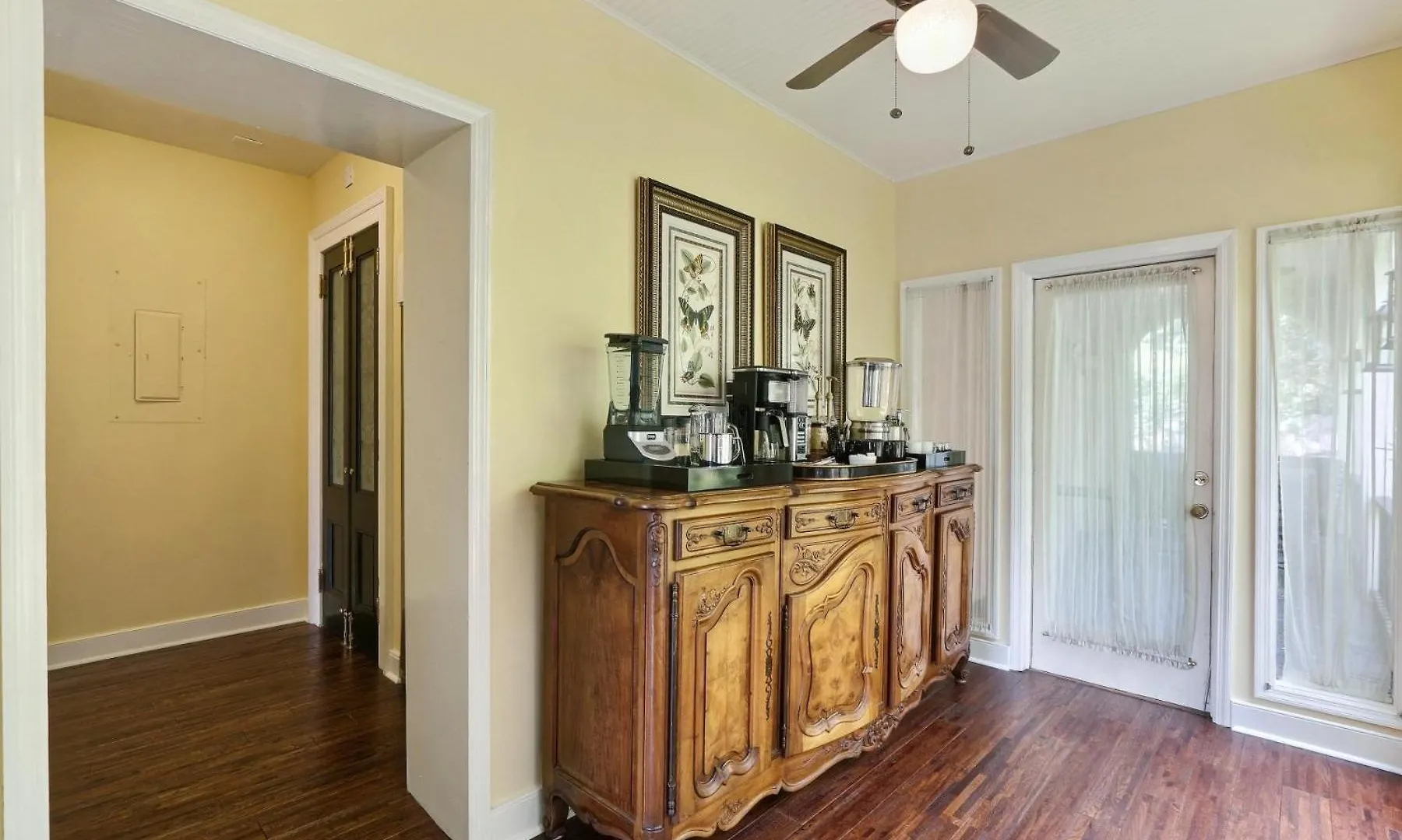 Apartment 121 W Jones Parlor Savannah