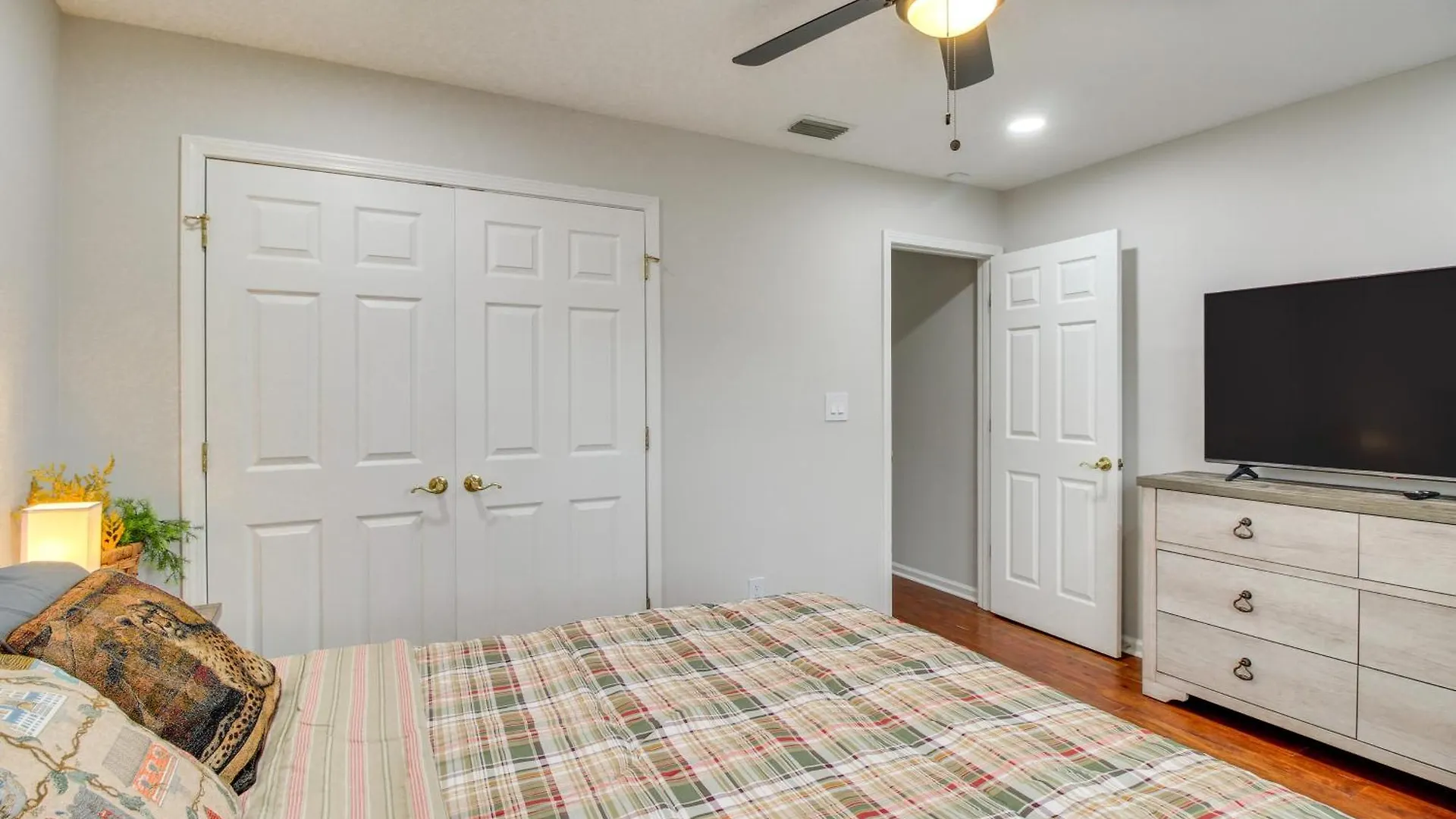 Holiday home 3 Mi To Oglethorpe Mall With Fenced Yard! *