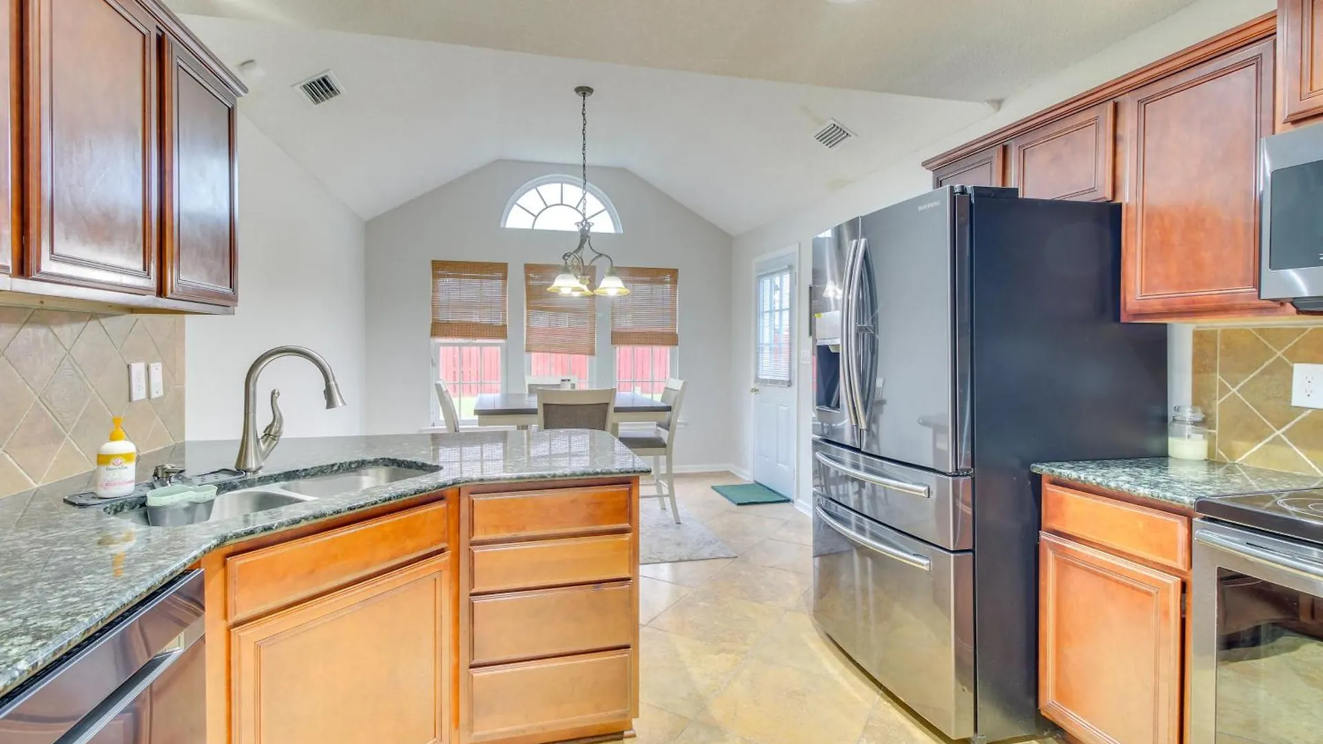 3 Mi To Oglethorpe Mall With Fenced Yard! Savannah