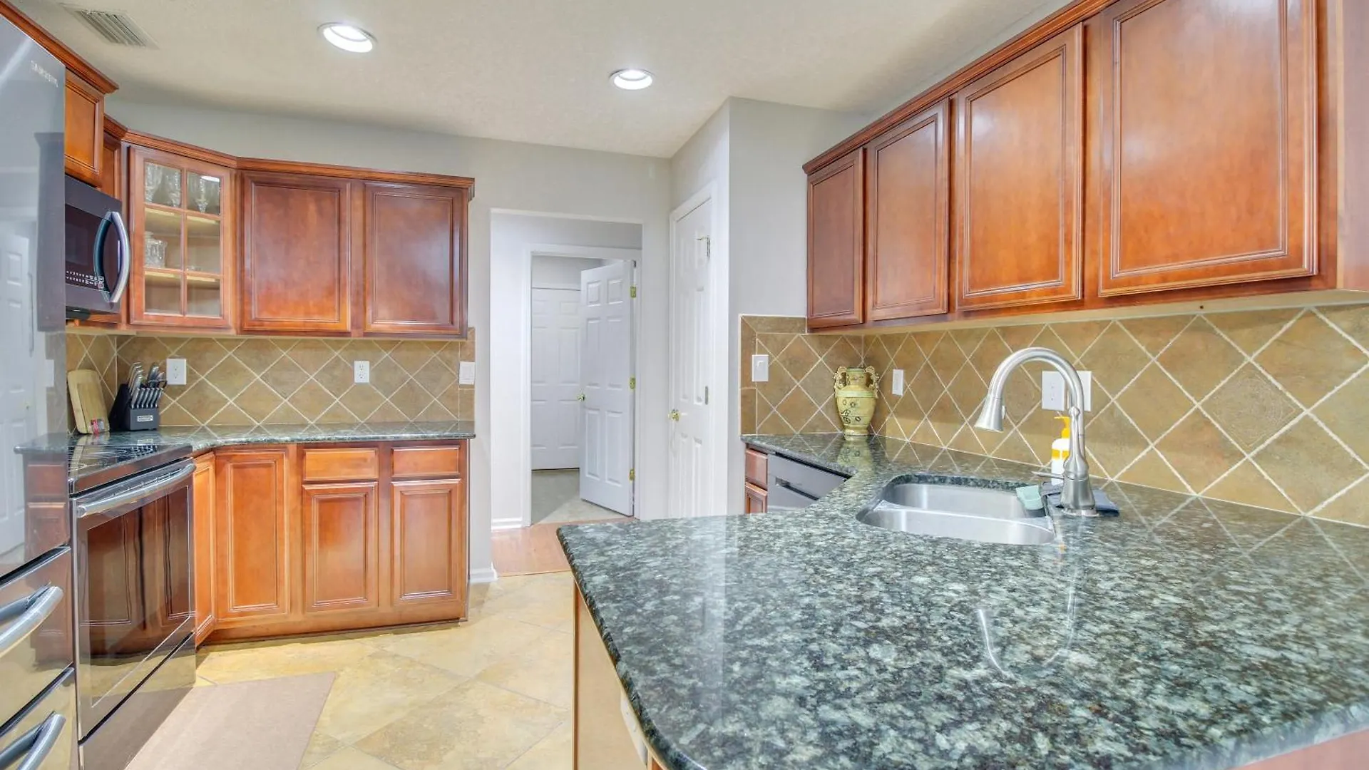 3 Mi To Oglethorpe Mall With Fenced Yard! Holiday home Savannah