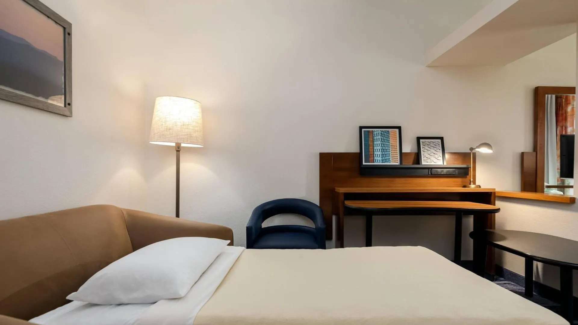 Hotel Fairfield & Airport 3*
