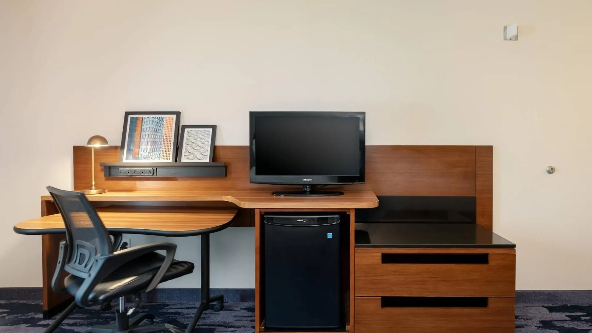 Hotel Fairfield & Airport 3*