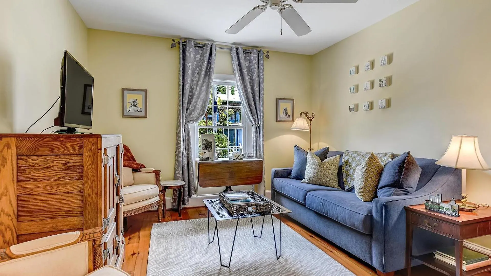 Perry Lane Carriage House *
