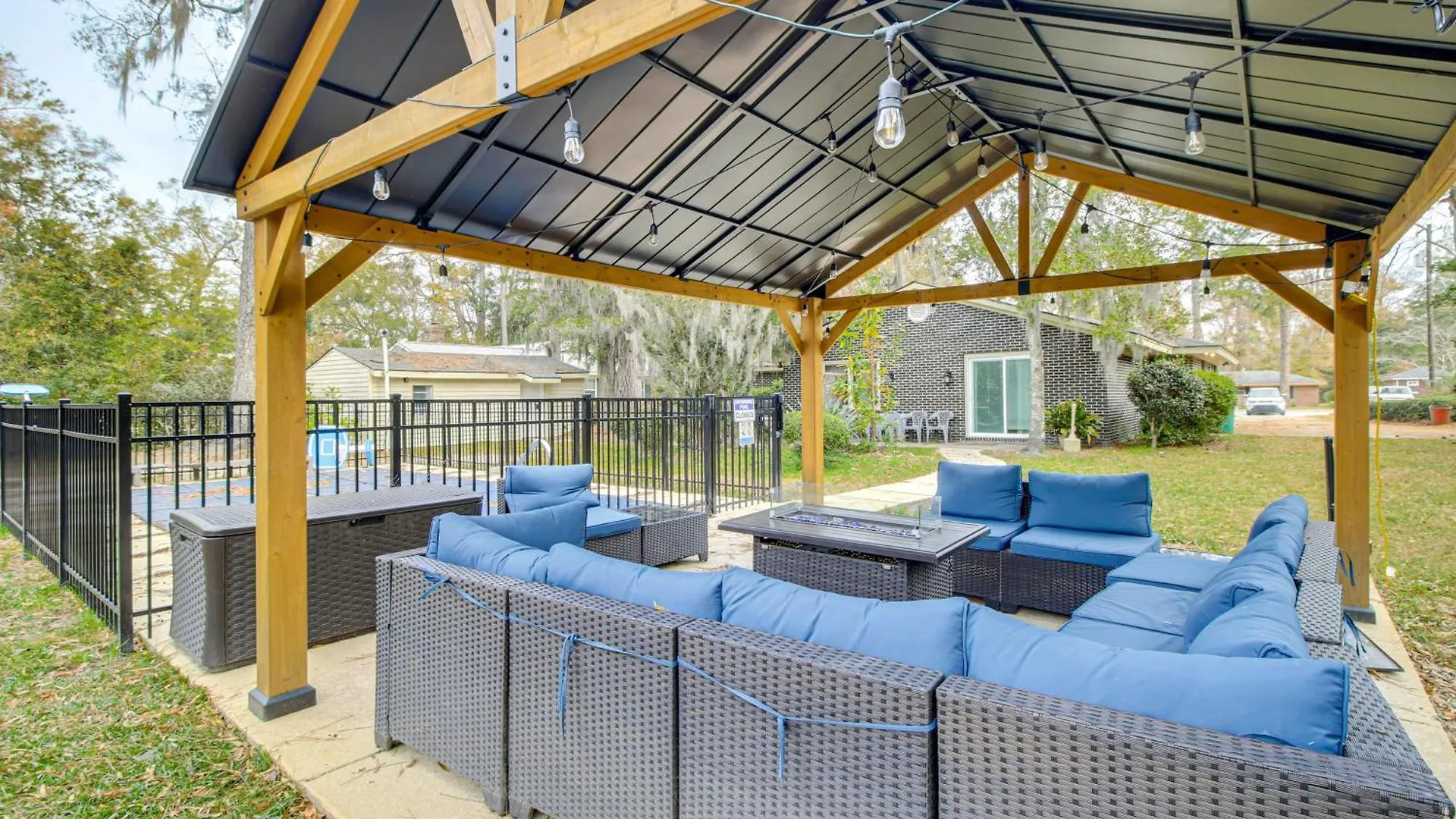 4 Mi To With Gazebo And Seasonal Pool! Holiday home *