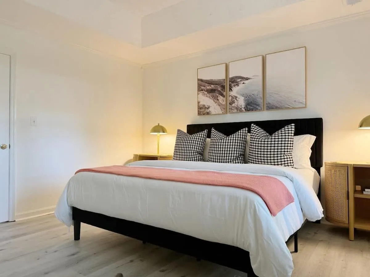 Modern Near & Dog Friendly * Savannah