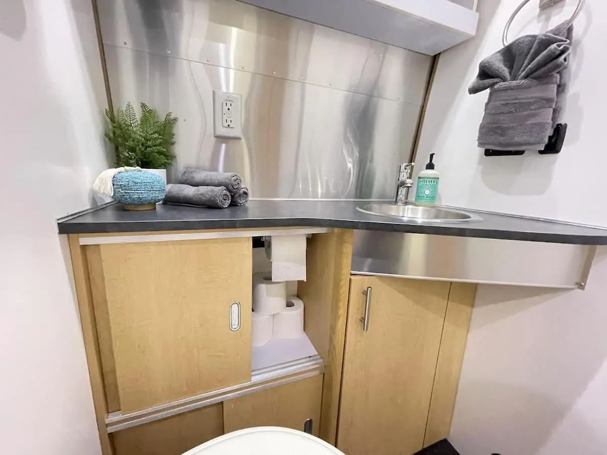 Camping Limited Edition Airstream Midway Downtown & Savannah