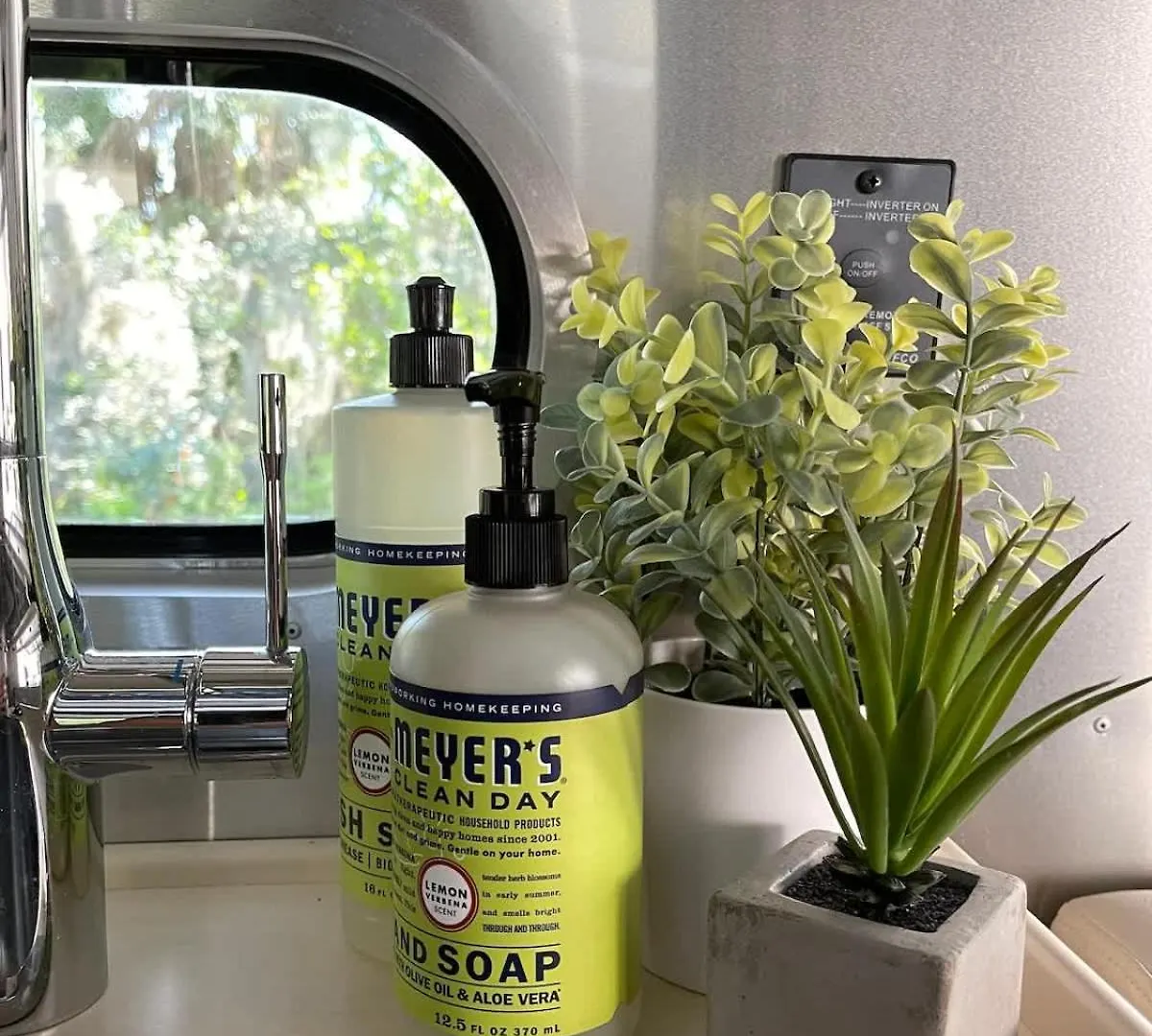 Cozy & Fun Airstream Camper Near Downtown & Campsite *