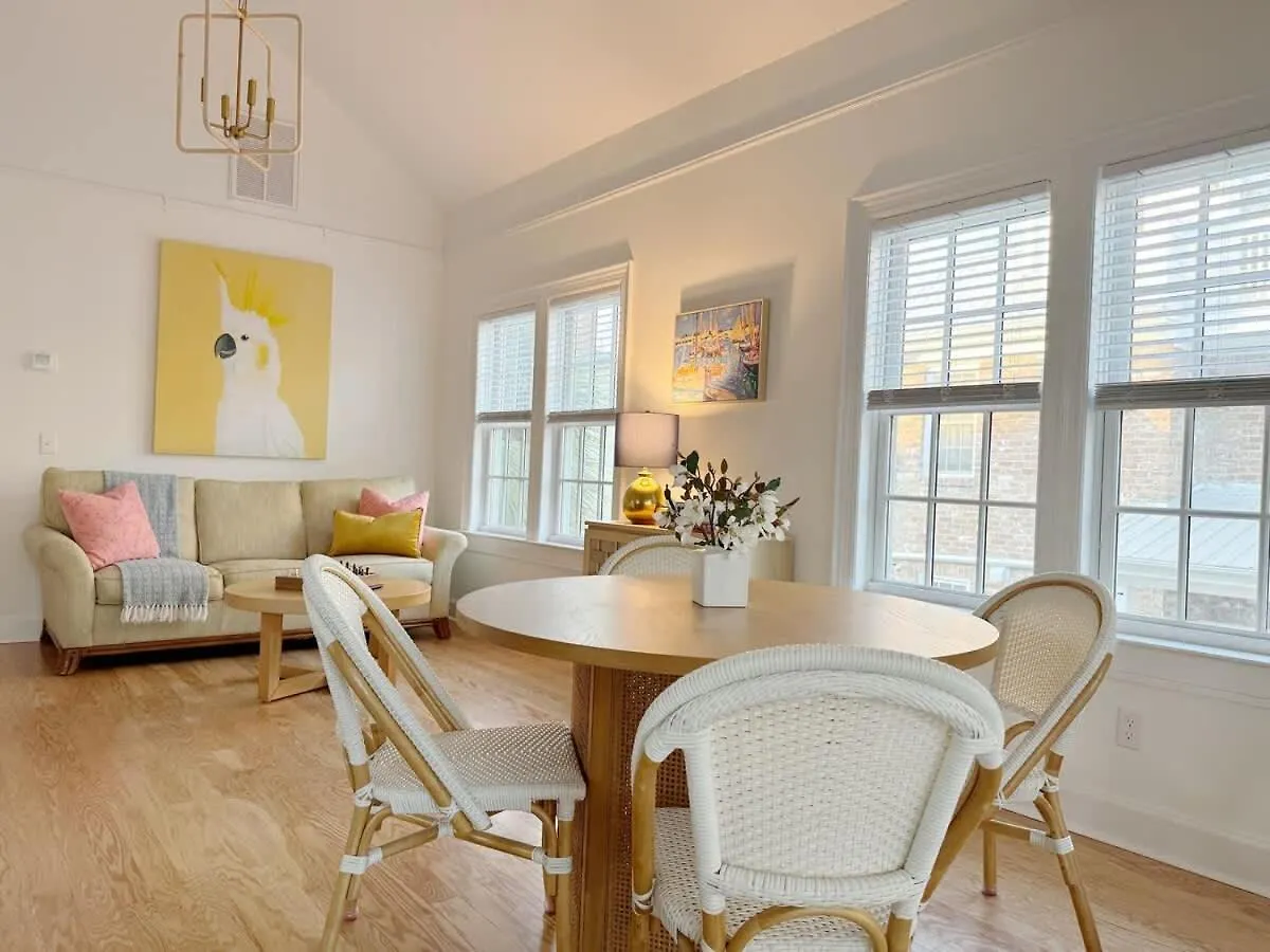 Sunny & Playful Carriage House In Downtown Here And Walk Everywhere Savannah