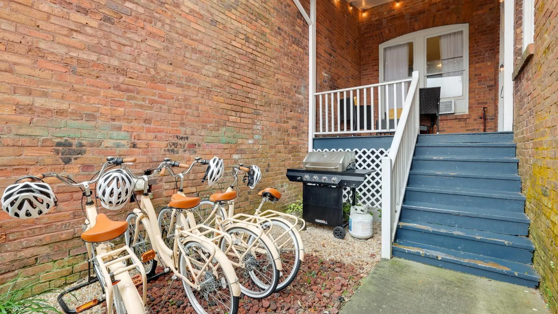 Mid-century Getaway * Savannah
