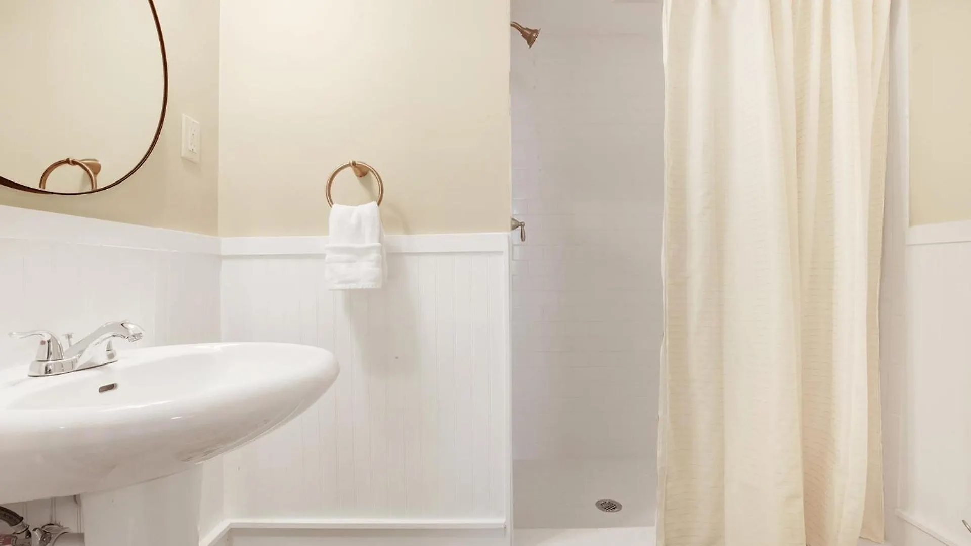Comfortable Executive By The Park Heated Pool Access 1393