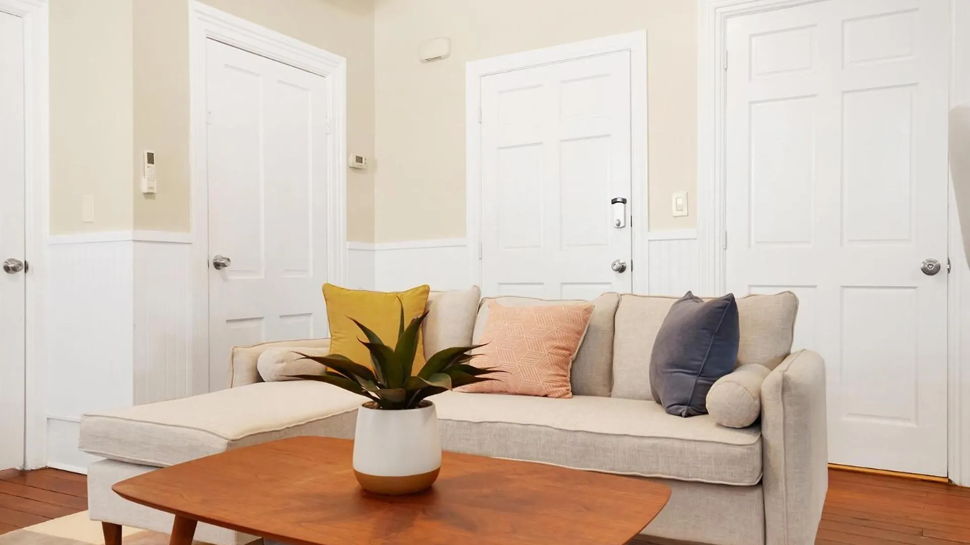 Comfortable Executive By The Park Heated Pool Access 1393
