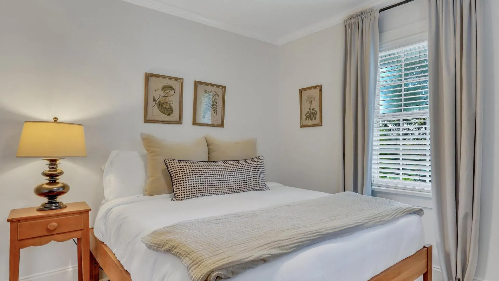 Holiday home Charming Near Forsyth Park Heated Pool Access Walk To Restaurants Historic Sites 1390 Savannah