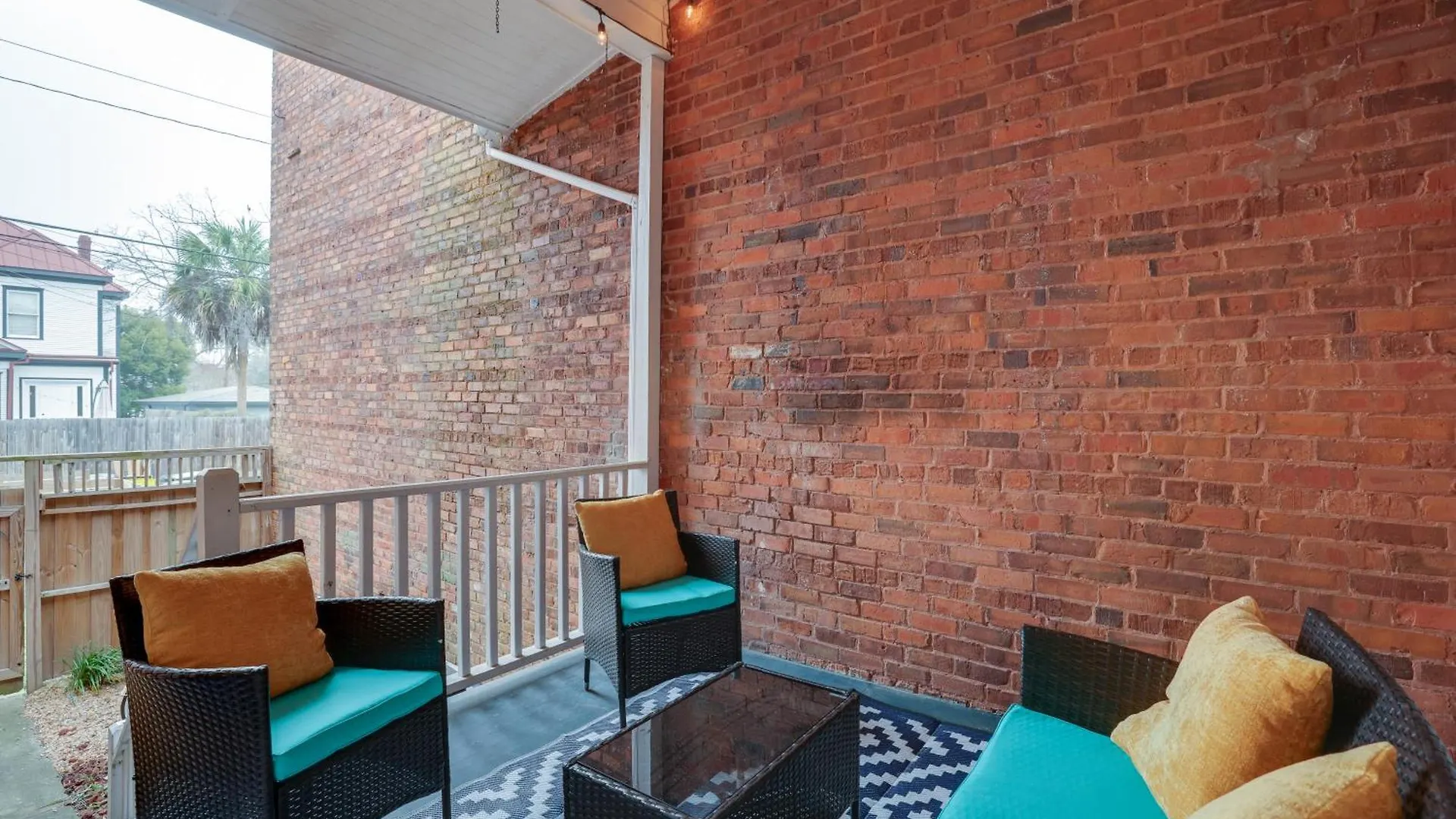 Red Brick Beauty In Downtown Chalet *