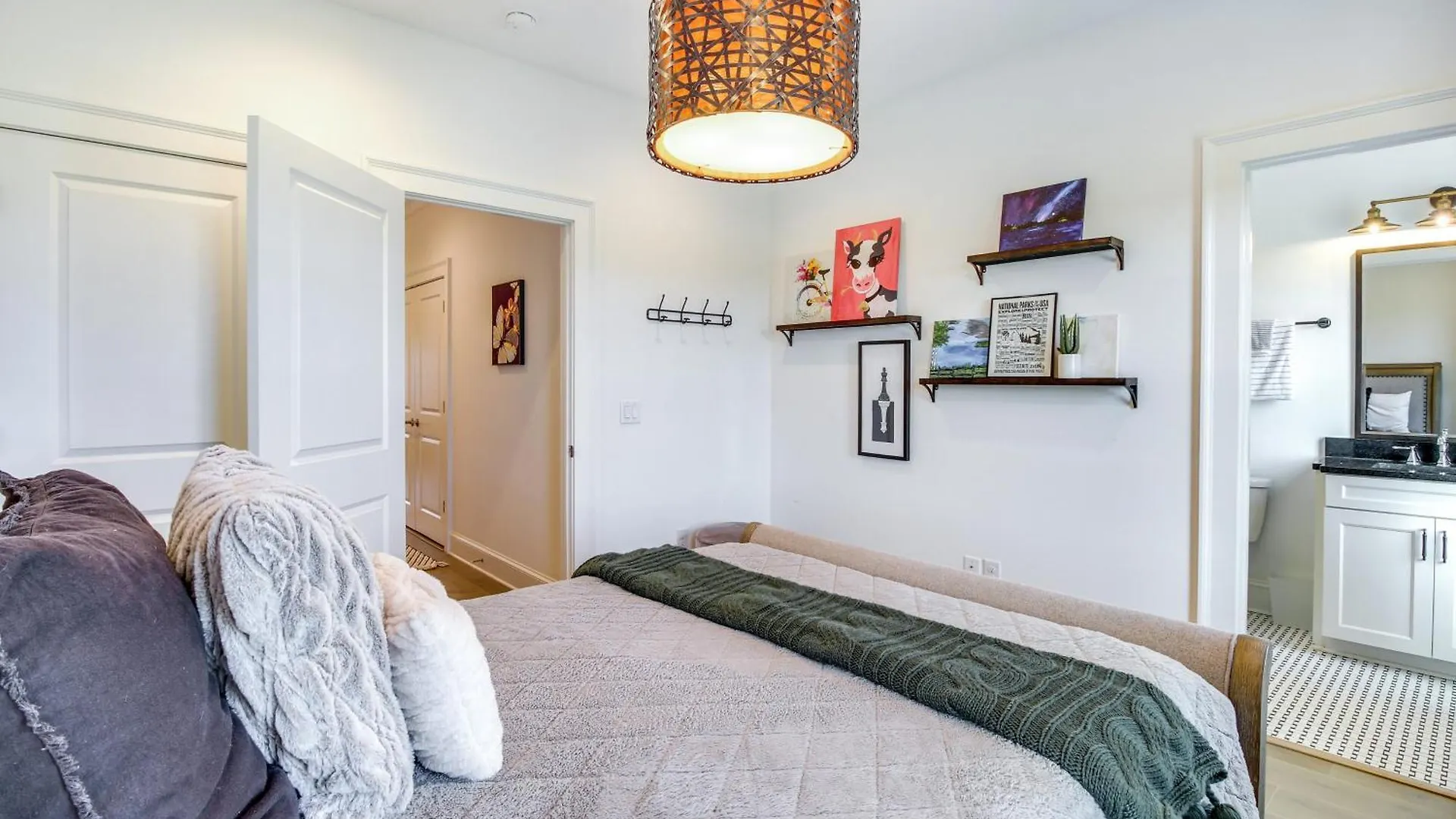 Hébergement de vacances Charming Townhome - 1 Block To Riverwalk! *