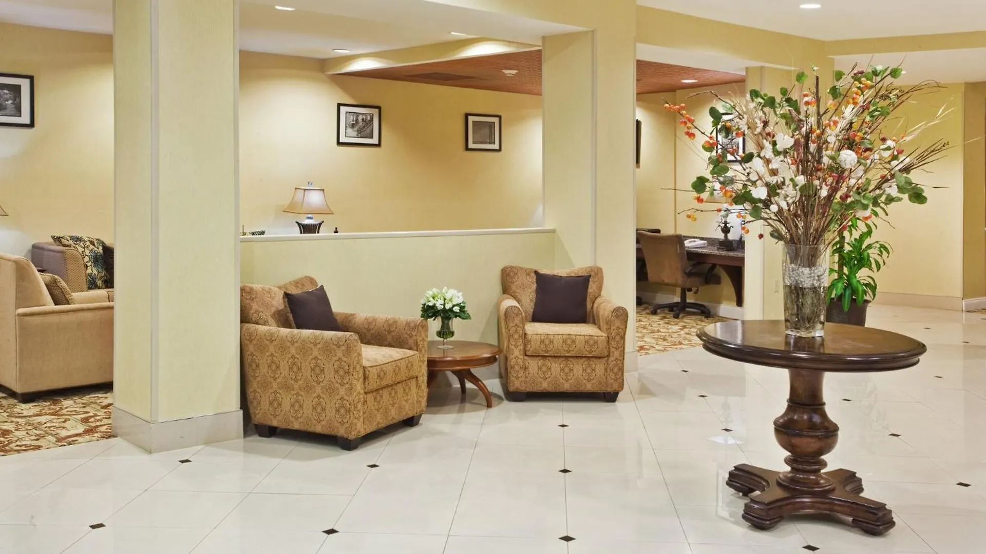 Express Airport By Ihg Hotel 3*
