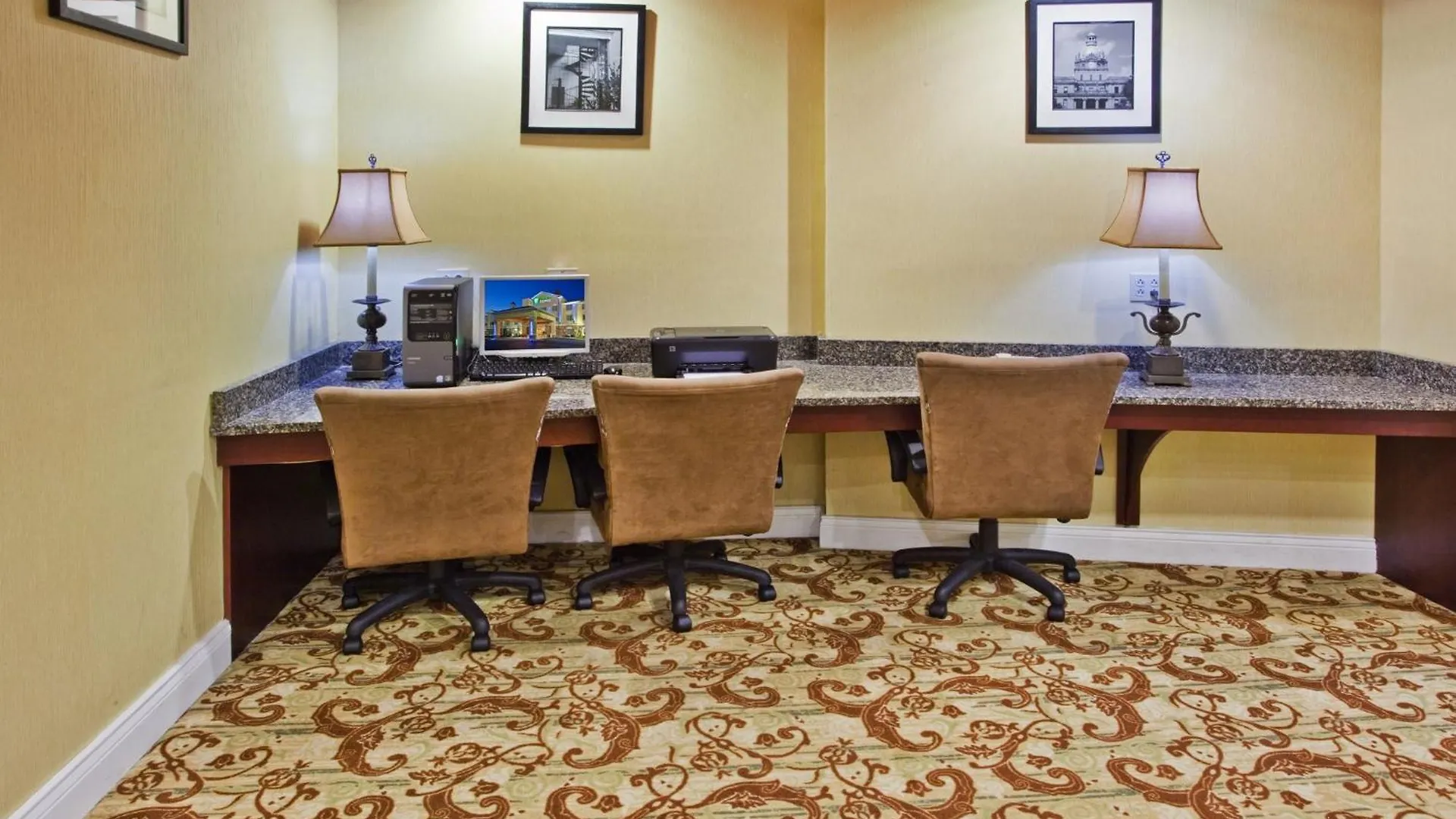 Hotel Express Airport By Ihg