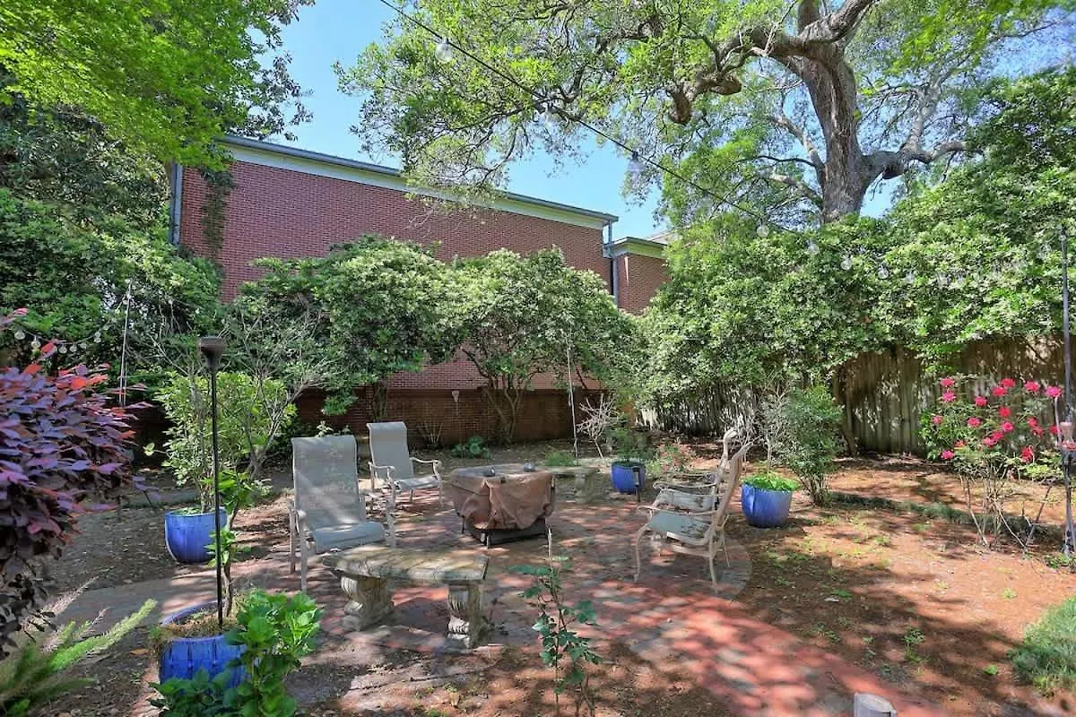 Quiet Historic Corner Easy Walk To Downtown Dining And Entertainment Savannah