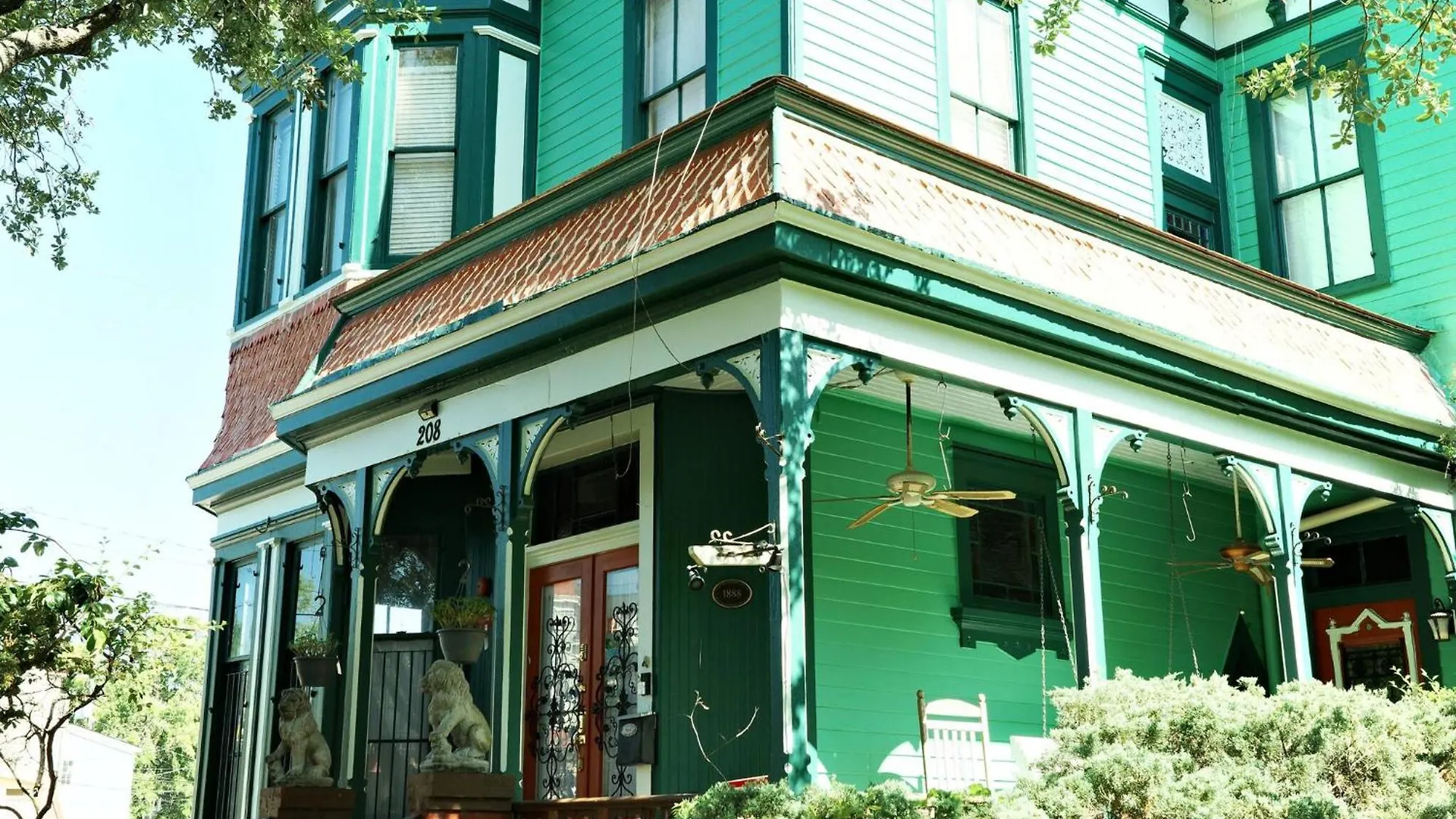 Historic Victorian Main House In *