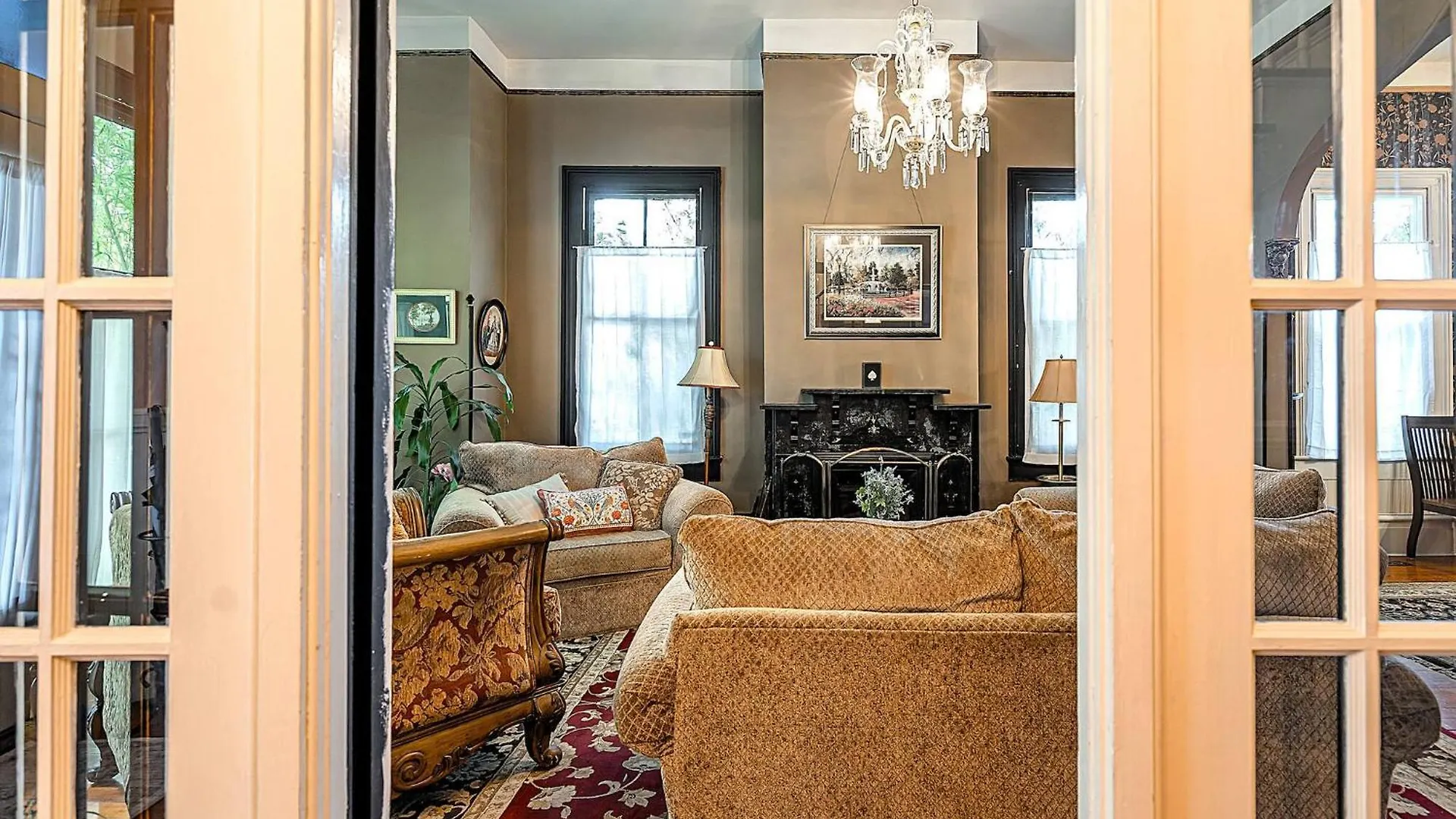 Azalea Room_victorian Style_with Private Bathroom *