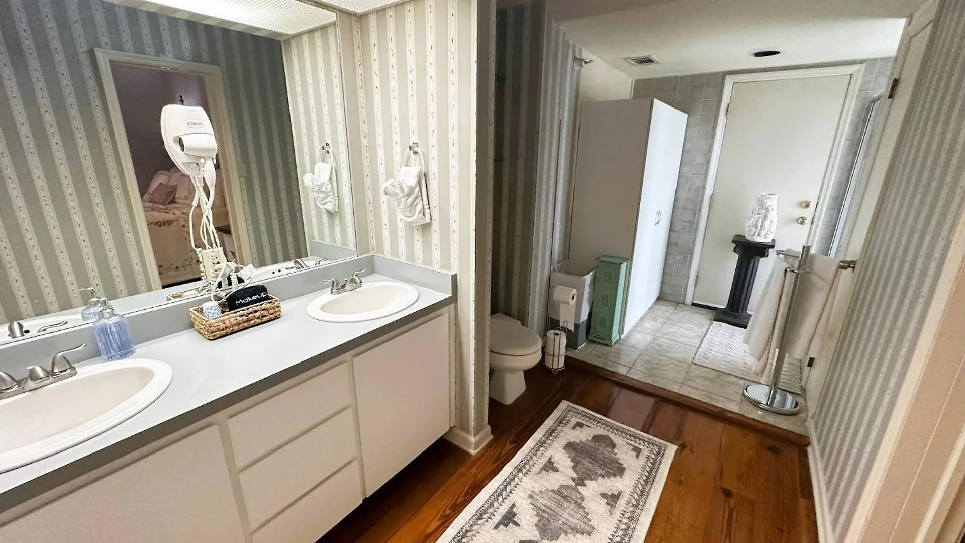 Azalea Room_victorian Style_with Private Bathroom * Savannah